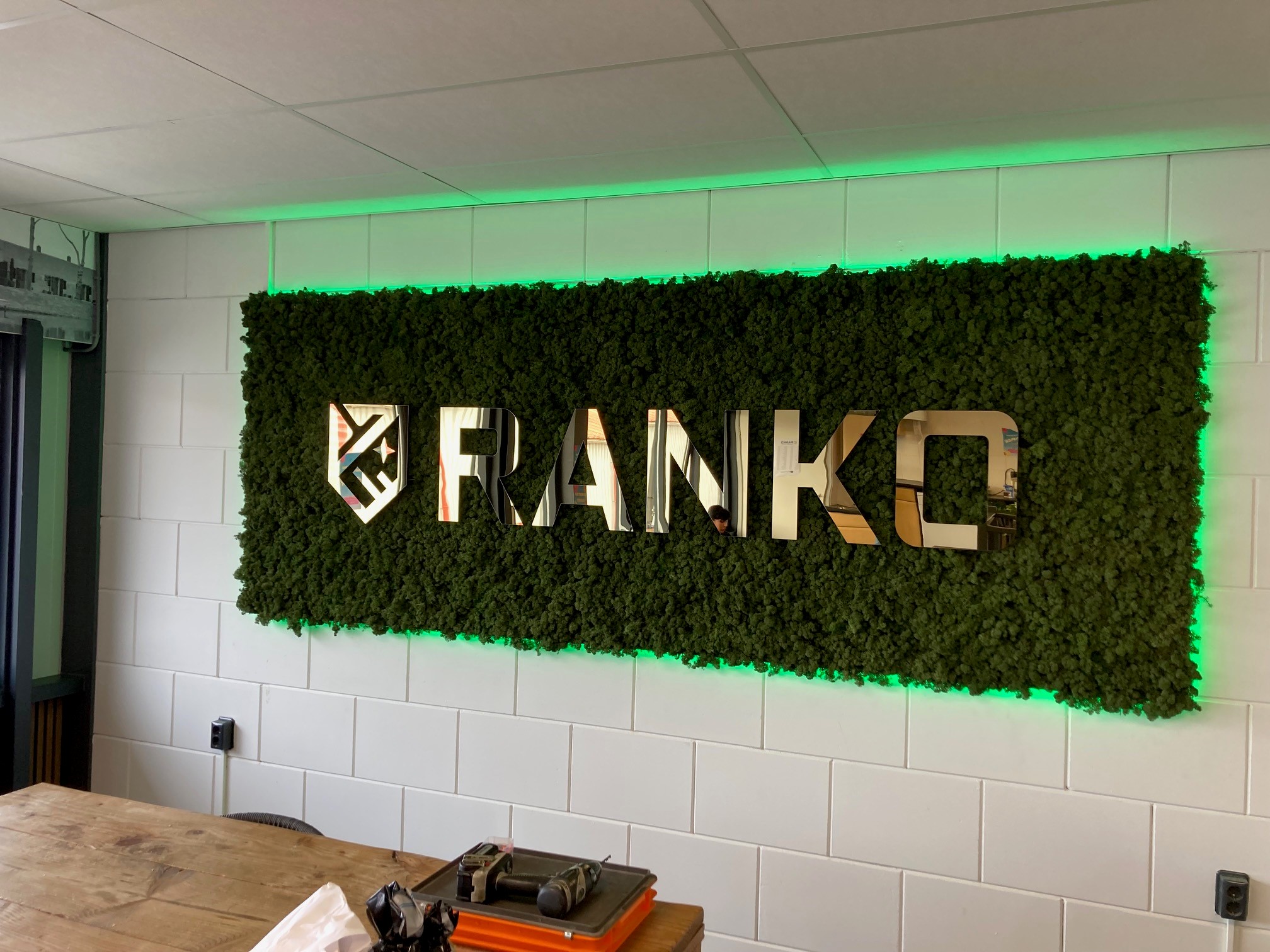 RANKO moswand met gouden letters